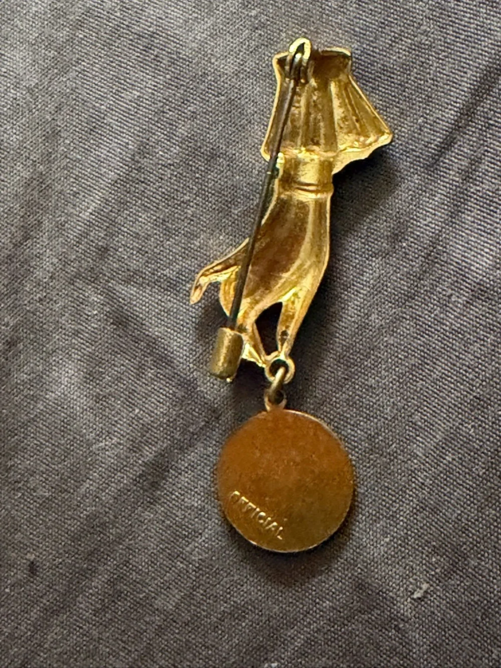 Vintage Gold New York Worlds Fair Hand Charm Brooch with Dangle Medal - Picture 4 of 4